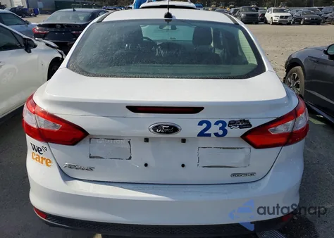 2014 Ford Focus S z USA, uszkodzony, nr VIN 1FADP3E24EL228037